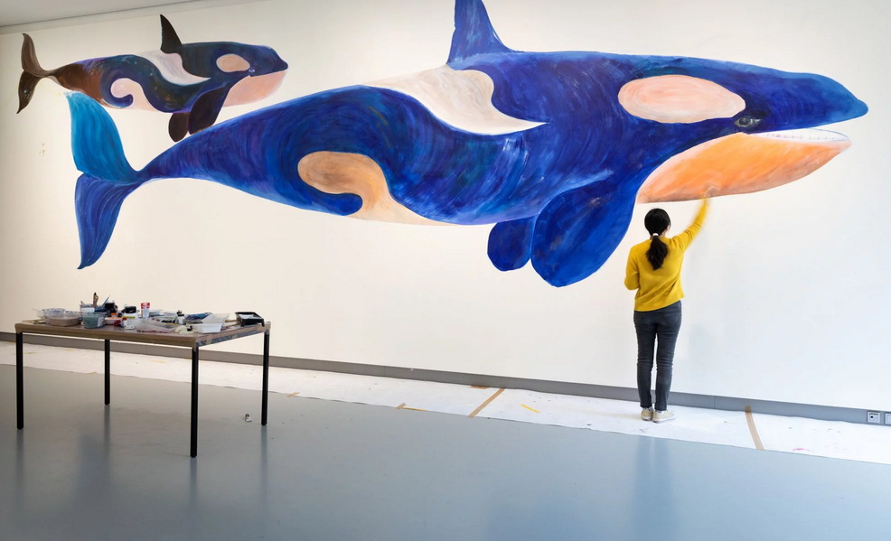 Dan Zhu schilderend in Museum Kranenburgh 2025